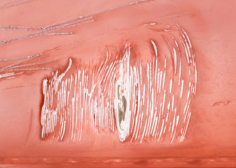 Photographie aérienne d'une mine de sel rouge