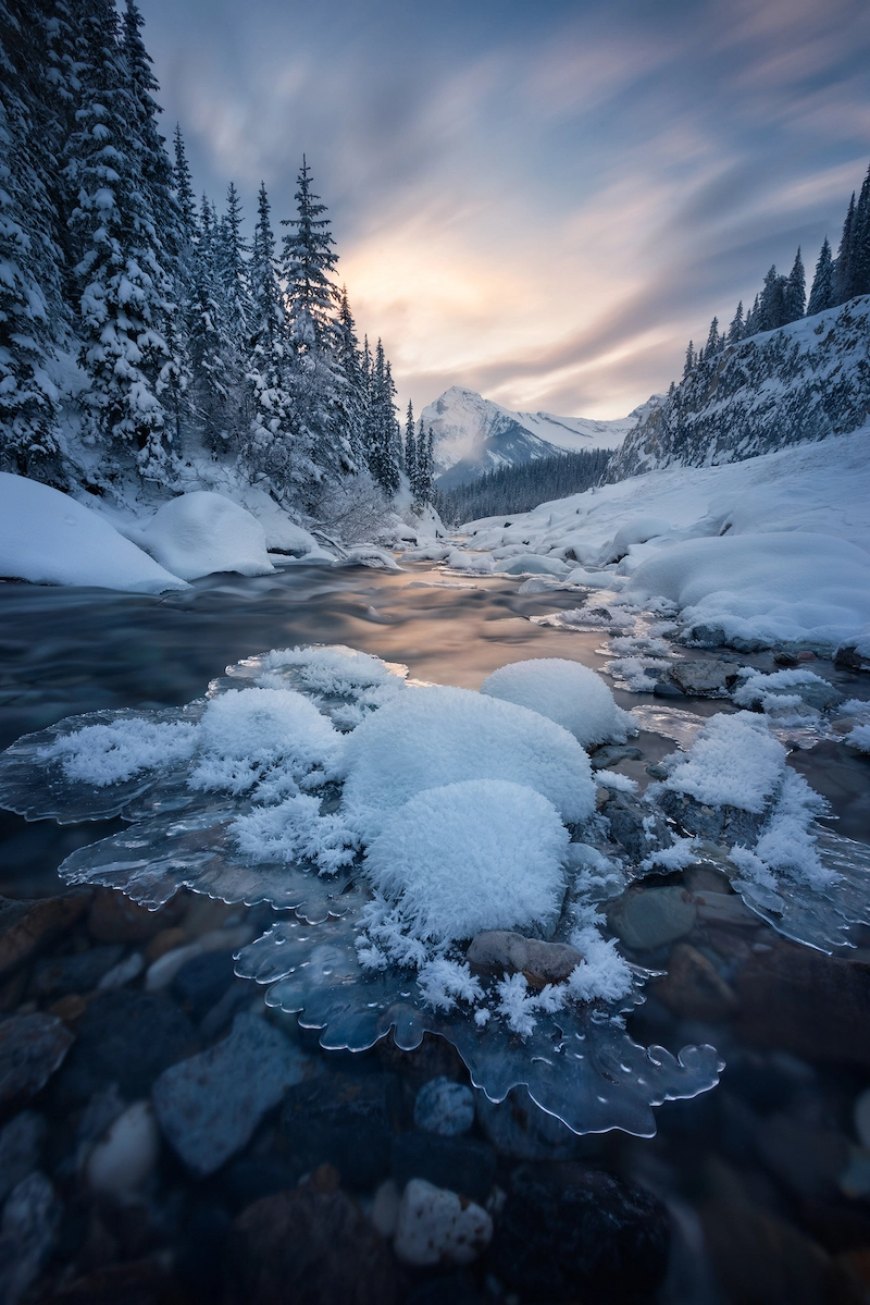 Lac gelé avec une montagne par Viktoria Haack