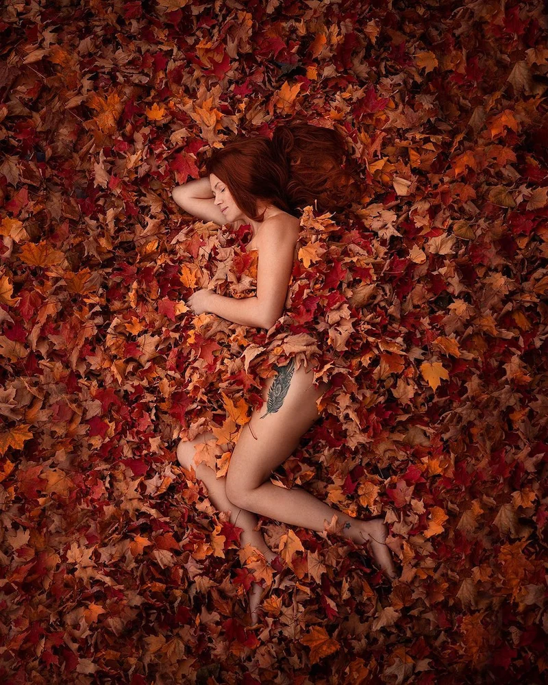 Portrait d'une personne dans les feuilles