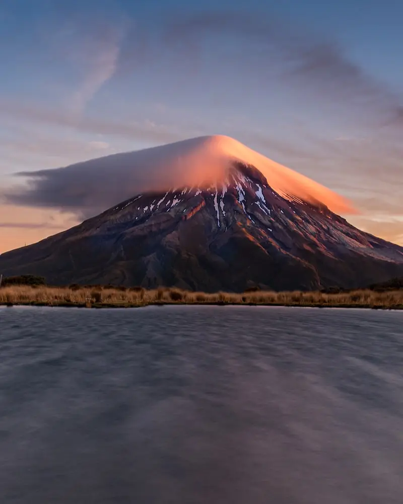 Photographie d'une montagne avec un nuage au sommet à Taranaki, Nouvelle-Zélande