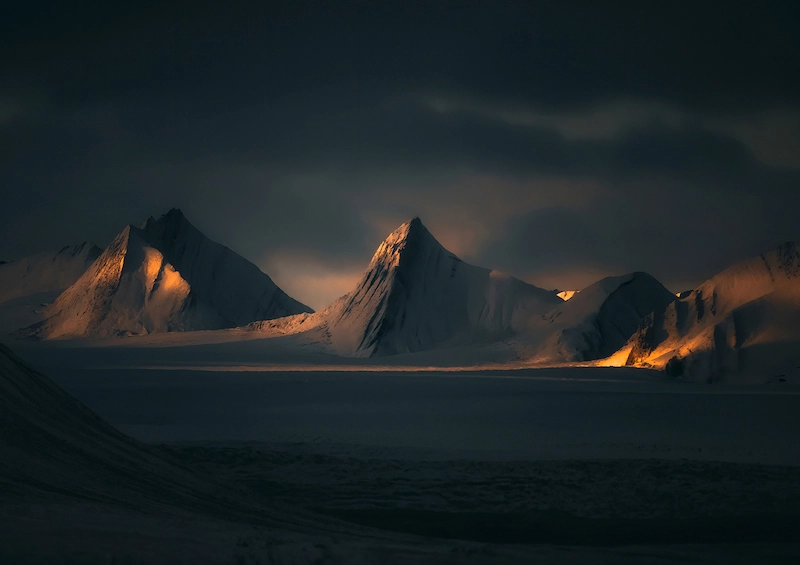Photographie de la lumière du coucher du soleil sur une montagne au Svalbard