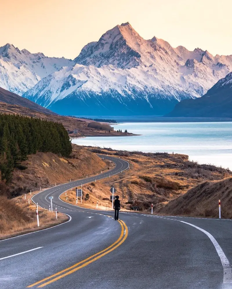 Photographie d'une route avec des montagnes en arrière-plan