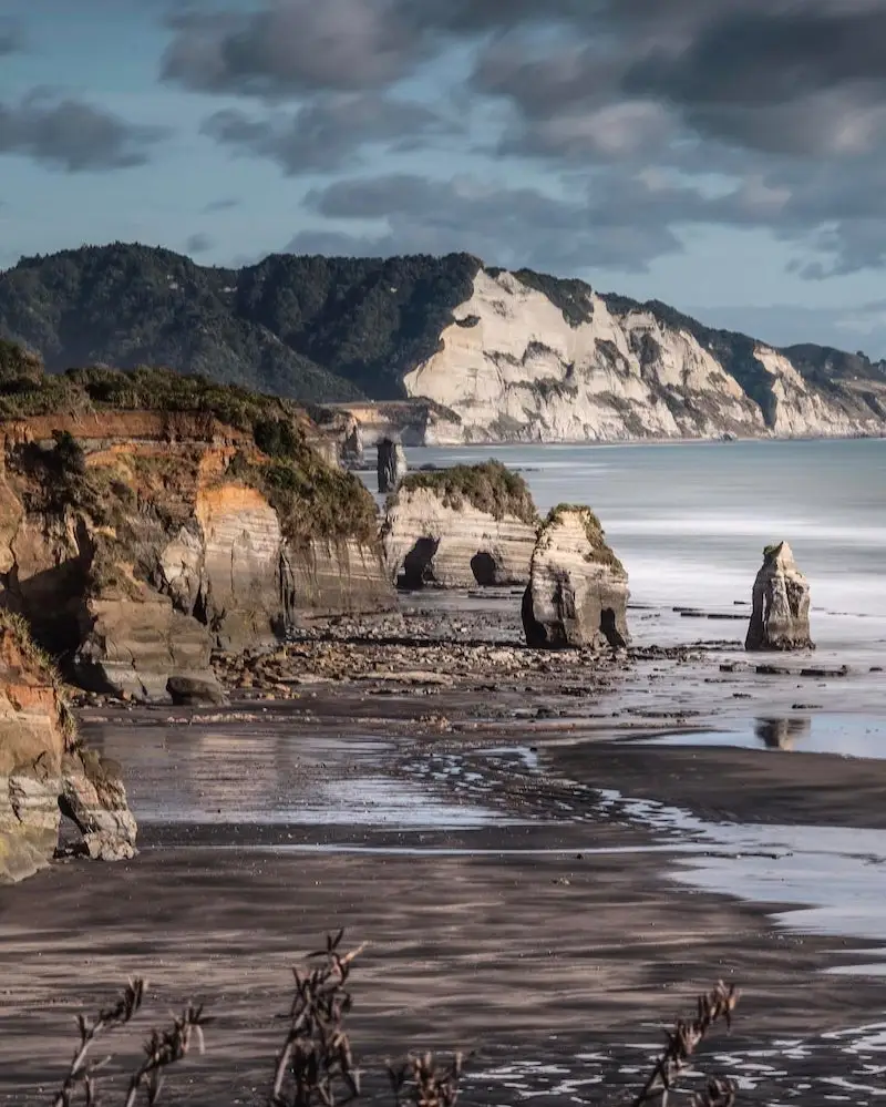 Photographie de montagnes et d'une plage