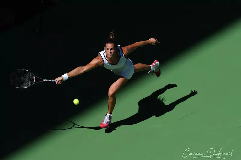 Amélie Mauresmo jouant au tennis par Corinne Dubreuil