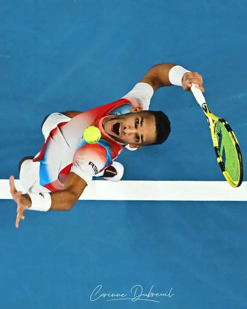 Félix Auger-Aliassime jouant au tennis par Corinne Dubreuil