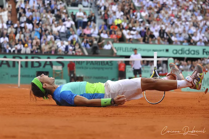 Rafa Nadal qui gagne un match de tennis par Corinne Dubreuil