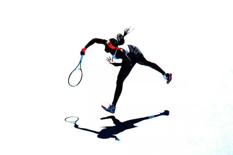 Serena Williams jouant au tennis par Corinne Dubreuil