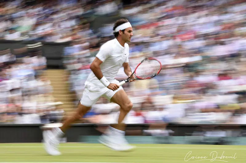 Roger Federer qui court durant un match de tennis par Corinne Dubreuil