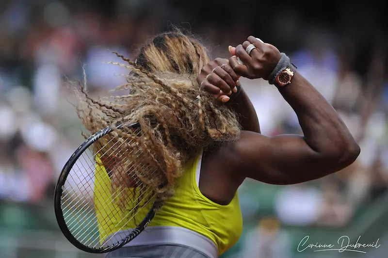 Serena Williams jouant au tennis par Corinne Dubreuil