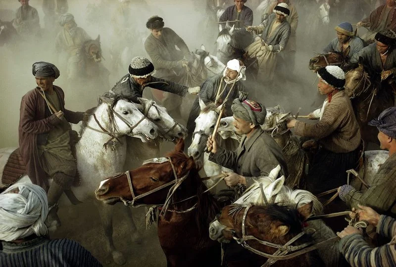 Hommes à cheval, pris par Roland et Sabrina Michaud, photographes français