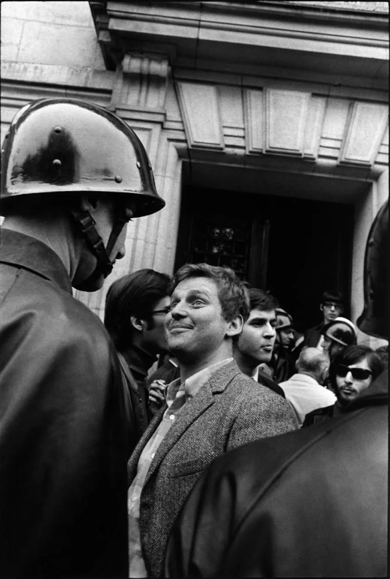 Photographie historique montrant des personnes en conflit devant la Sorbonne, prise par Gilles Caron