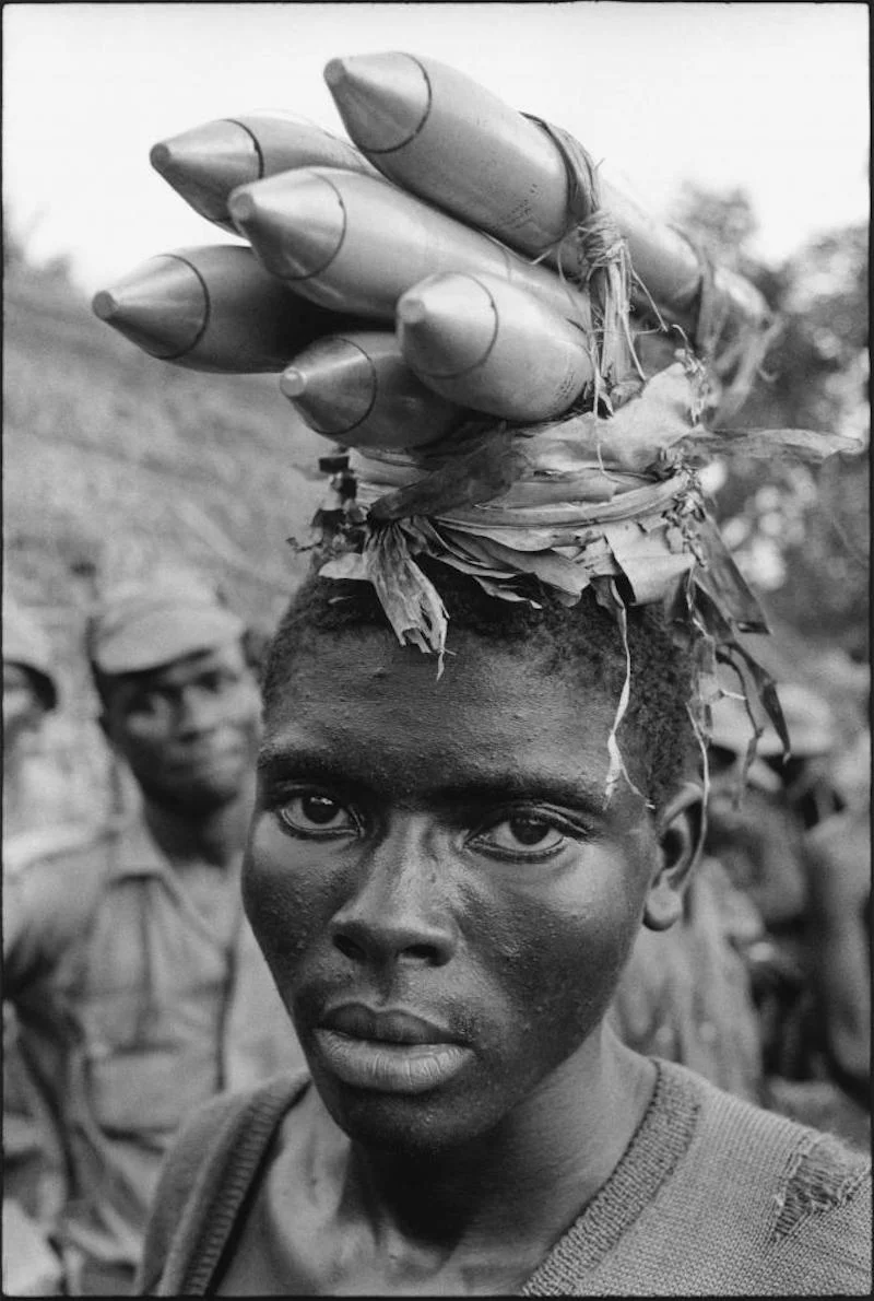 Portrait d'un homme à la guerre du Biafra, pris par Giles Caron