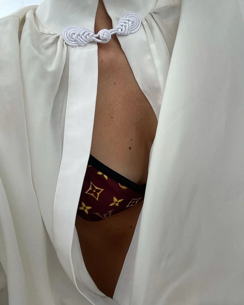 Monica Anoz portant un vêtement Louis Vuitton avec un chemisier, une Espagnole devenue photographe, travaillant avec des marques de luxe