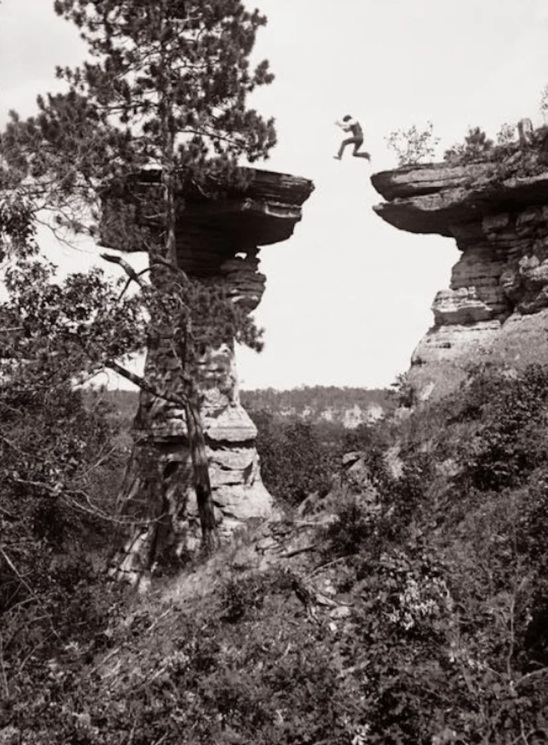 Pour illustrer l'histoire de la photographie, photo d'un homme sautant d'une falaise en 1885.