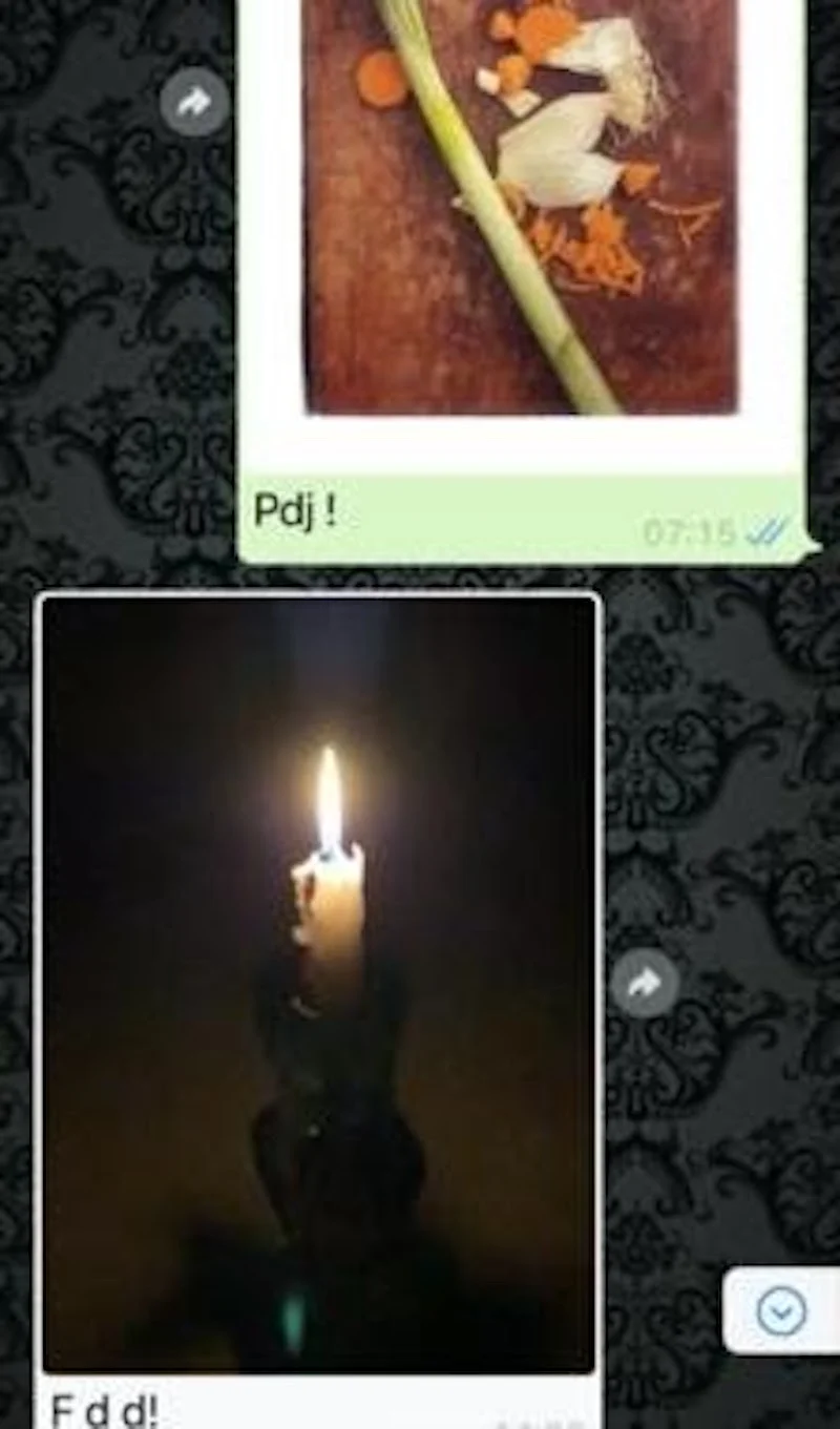 Deux personnes partagent leurs photos et leurs émotions lors d'une conversation sur Whatsapp.