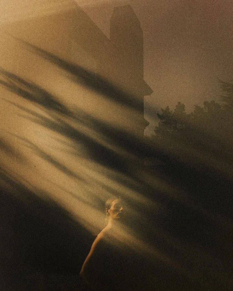 Edition d'une photographie d'une femme sous une lumière jaune, prise par Nirav.
