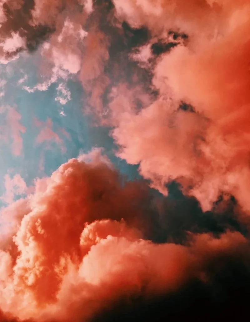 Photographie éditée de fumée orange sur fond bleu