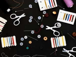 Matériel de couture: aiguilles, fil, ciseaux et boutons