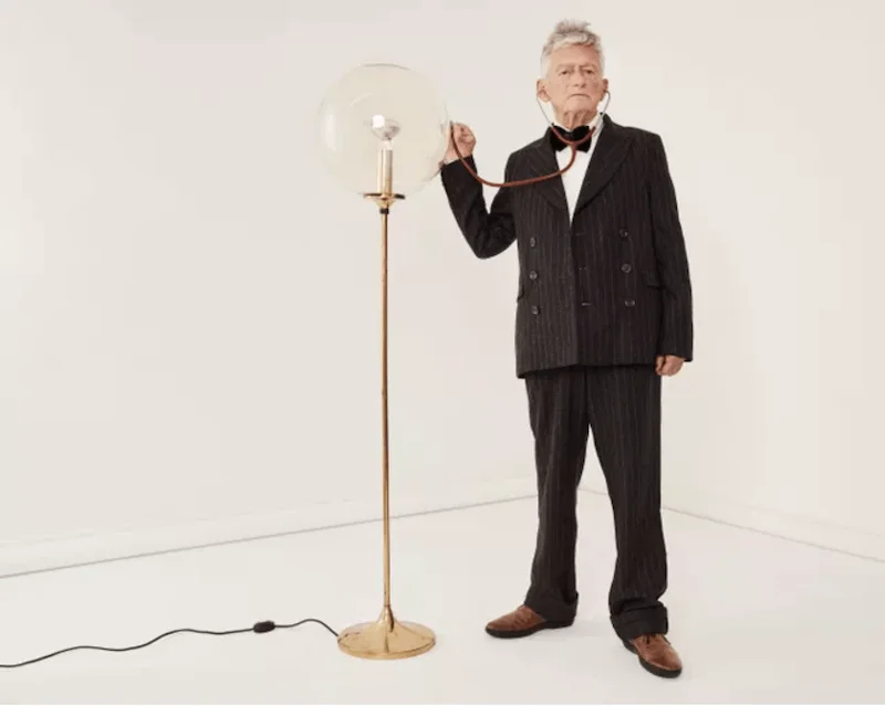 Homme en costume avec une lampe : Par Charlotte Abramow reconnaissance des photographes, retouche photo et signature