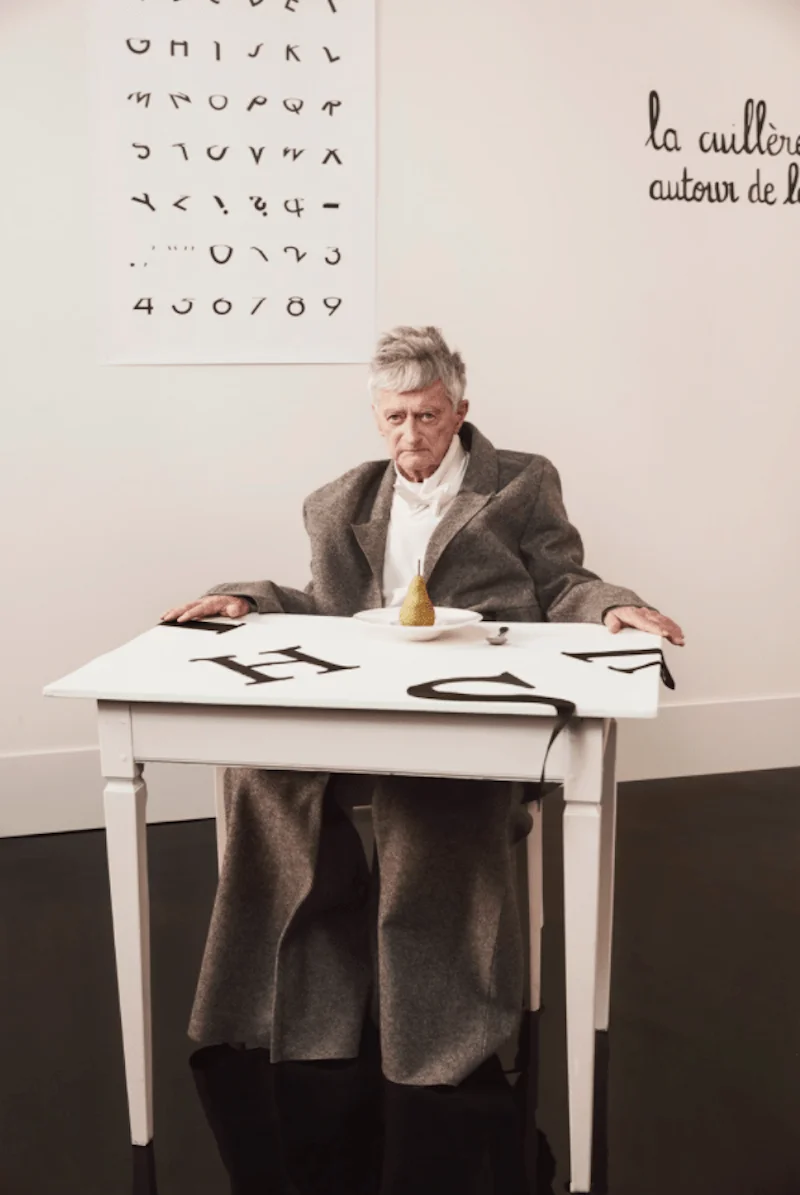Picture of a man sitting at a table: Charlotte Abramow's work about photo retouching and signature