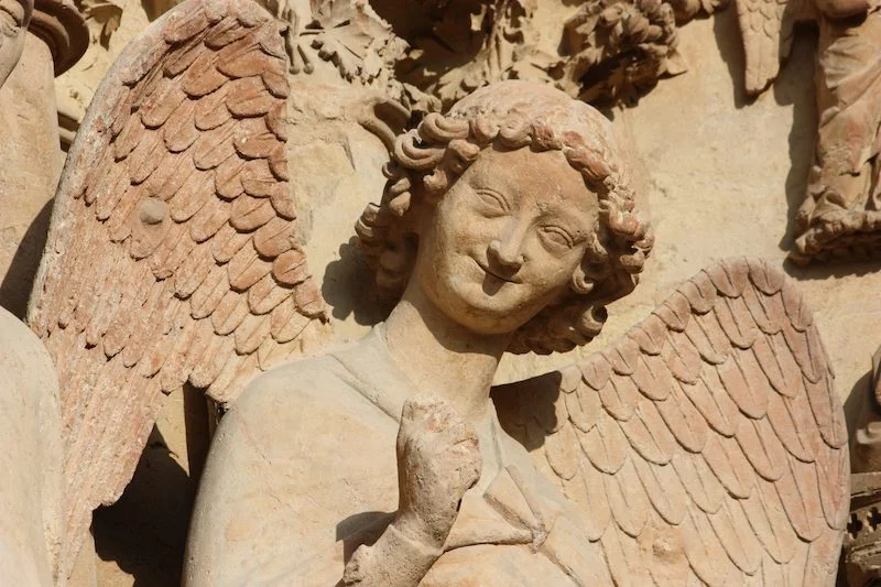 Sculpture d'ange souriant