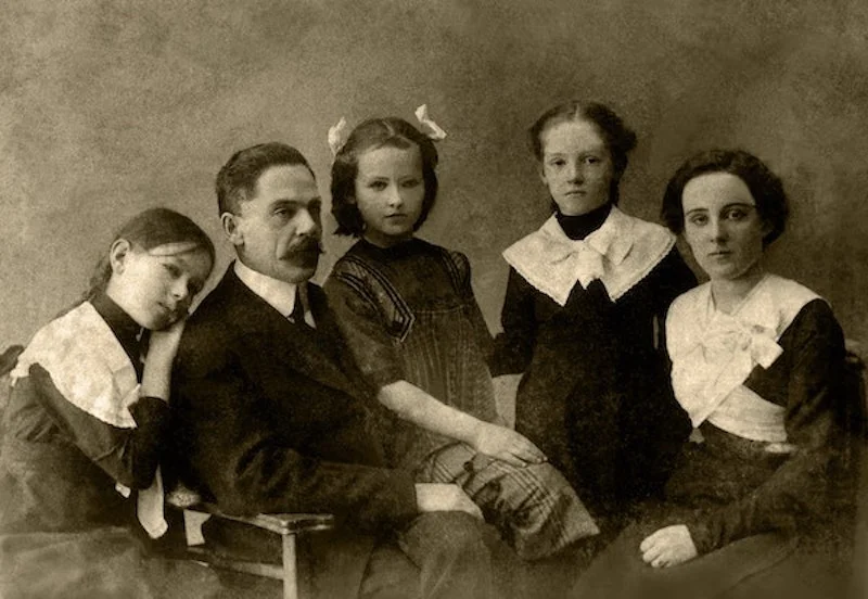 Portrait of a family with a man and four women: "To smile or not to smile", Vadim Bocharov