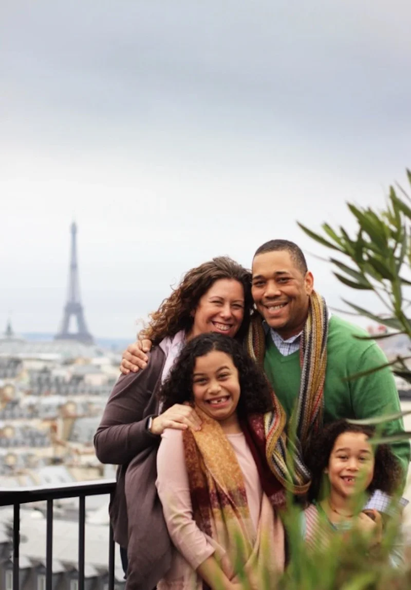 Photographie instantanée d'une famille heureuse à Paris, France