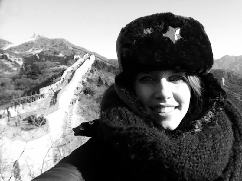 Photo instantanée d'une femme en voyage marchant le long de la muraille de Chine