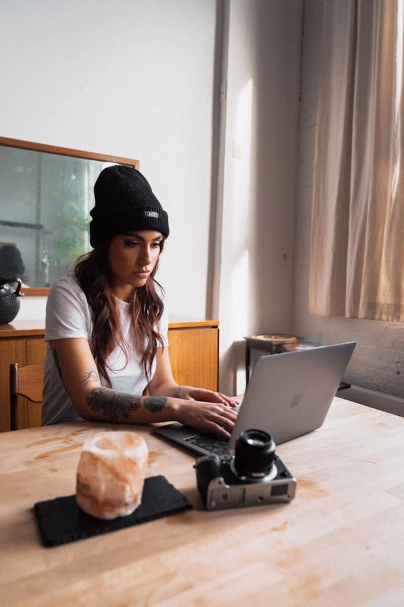 Photographer choosing wether to keep or not to keep photos on her laptop