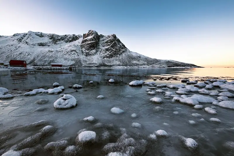 Photographie d'un coucher de soleil dans les fjords du nord de la Norvège