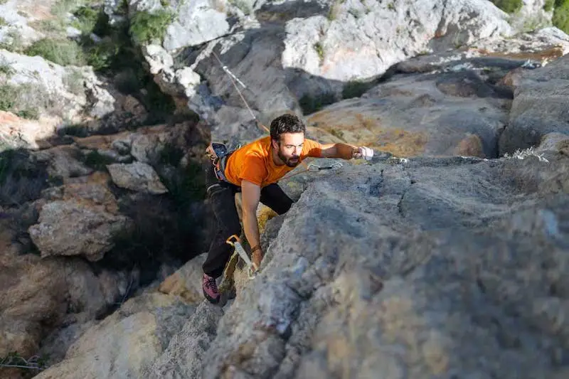 Photography of Carles Torras climbing a mountain in L'Alzine