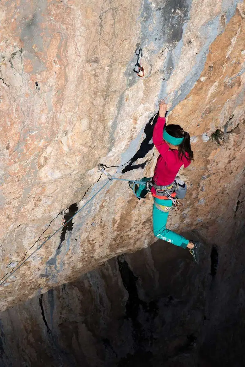 Photographie de Kathy Choong escaladant une montagne