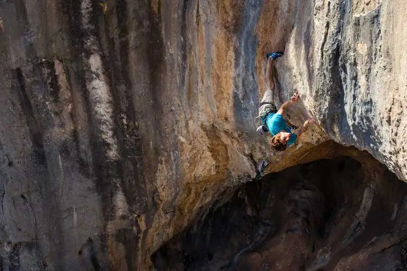 Photographie de Seb Bouin escaladant une montagne à L'Alzine