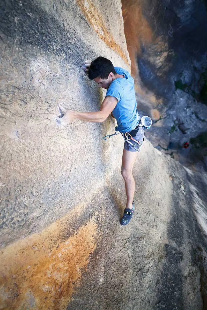 Photographie d'un homme escaladant une montagne à L'Alzine