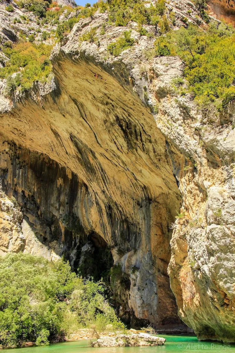 Photography of Seb Bouin climbing on a cliff