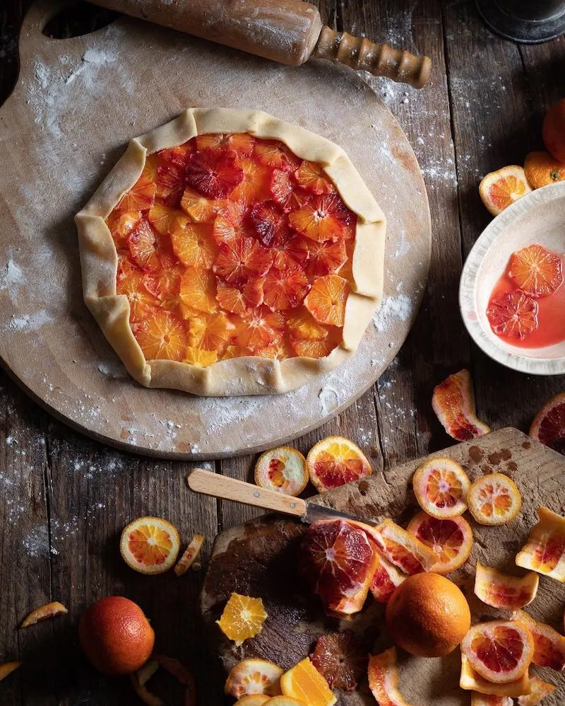 Photographie du processus de fabrication d'une tarte aux fruits, prise par Aimee Twigger, photographe culinaire