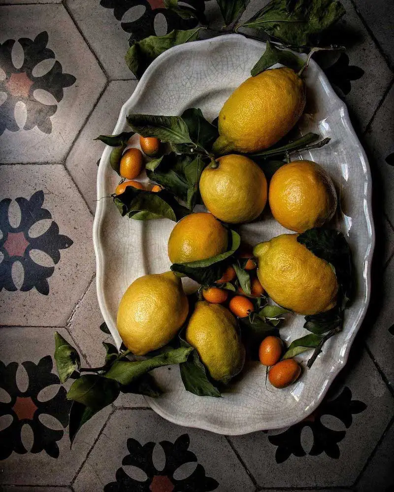 Photographie d'un saladier de citrons, prise par Aimee Twigger, photographe culinaire