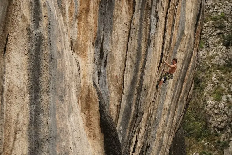 Seb Bouin sur une falaise