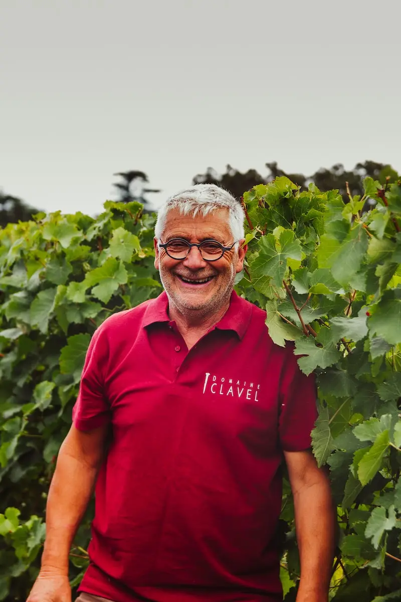 Portrait de Pierre André du Domaine Clavel devant un vignoble