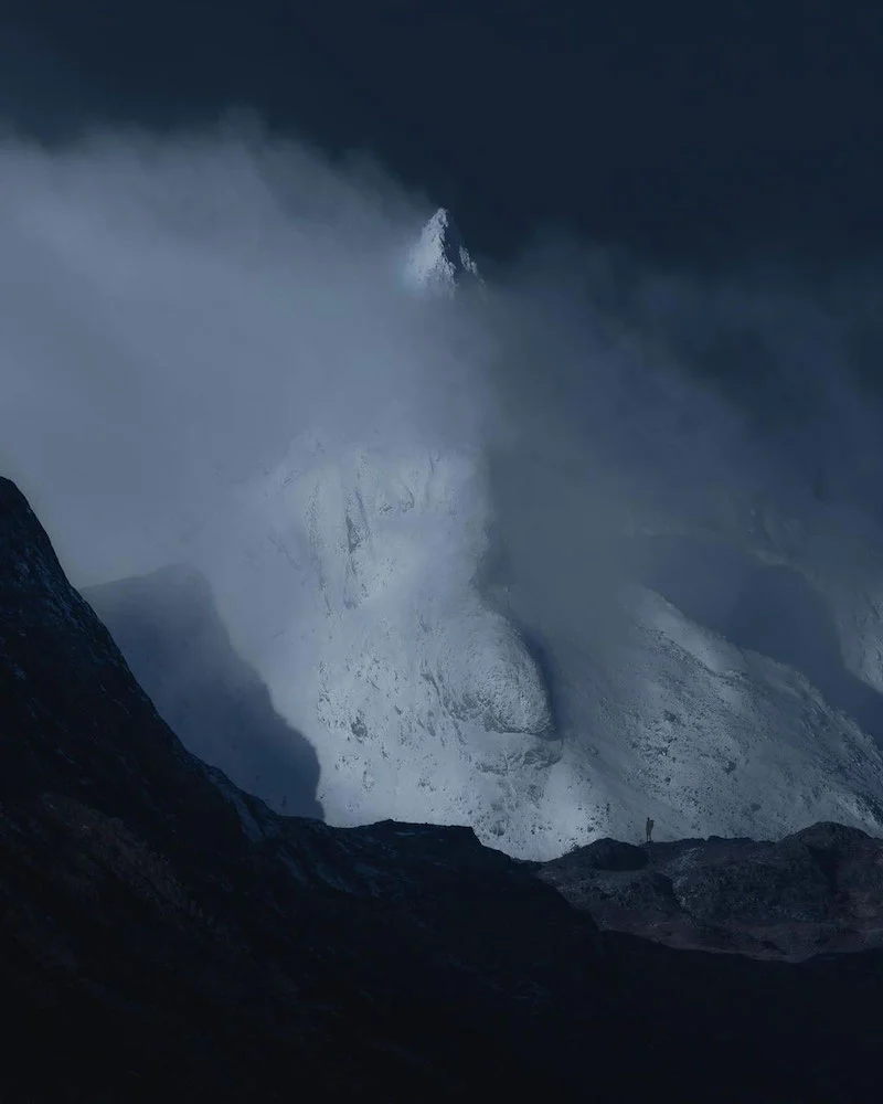 Photographie d'une montagne nuageuse, prise par Lorenzo Poli, photographe d'art