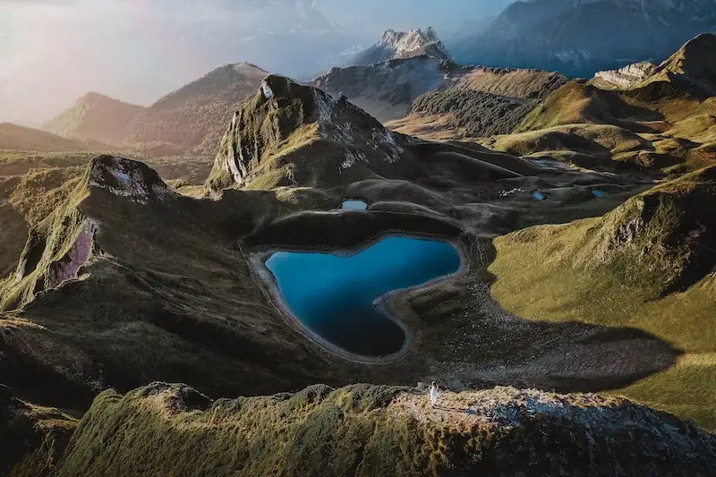 Photographie d'un paysage avec une montagne et un lac