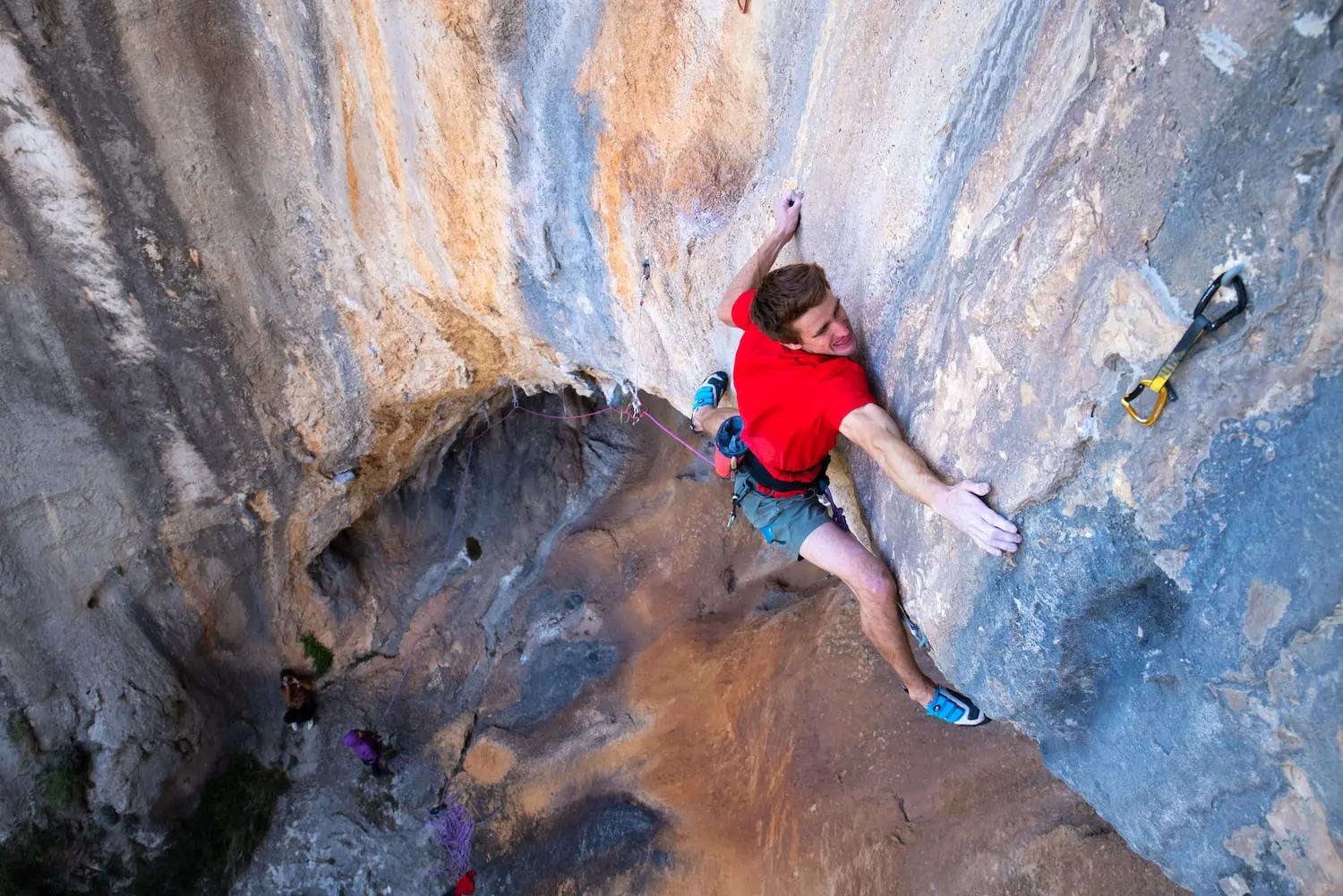 Ascent of Seb Bouin in the hollow of the extension to Tautavel