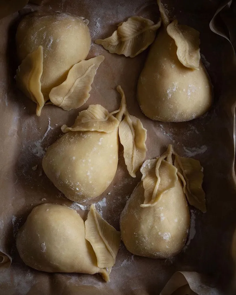 Photographie d'une pâtisserie en forme de poire