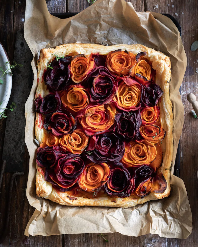 Photographie d'une tarte pleine de roses faite à partir d'aliments, prise par Aimee Twigger, photographe culinaire.