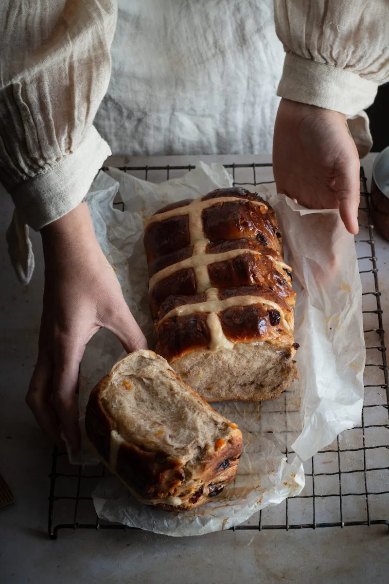 Photographie d'une personne prenant un morceau de pain, prise par Aimee Twigger, photographe culinaire.