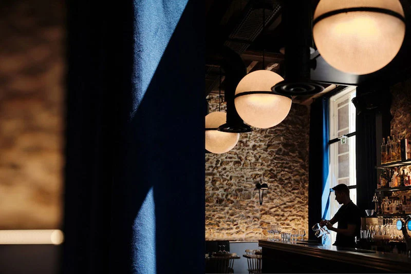 Photographie d'une brasserie avec un homme au travail