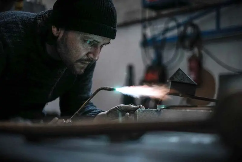 Portrait de Bruce Cecere, artisan ferronnier d'art, réalisé par Masaki Okumura, photographe de design et d'art