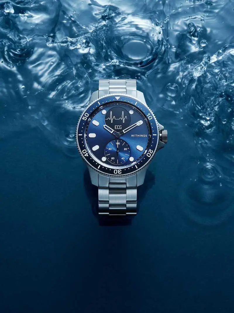 Photographie de studio d'une montre bleue et argentée, prise par Masaki Okumura, photographe de design et d'art