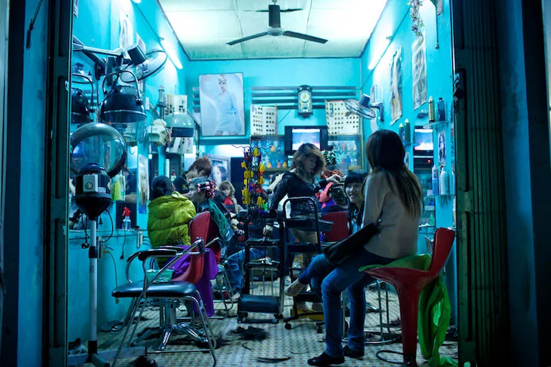 Photographie de femmes dans un salon de coiffure au Vietnam, prise par Masaki Okumura, photographe de design et d'art