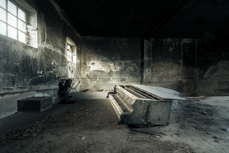 Requiem for abandoned pianos with Romain Thiery 06